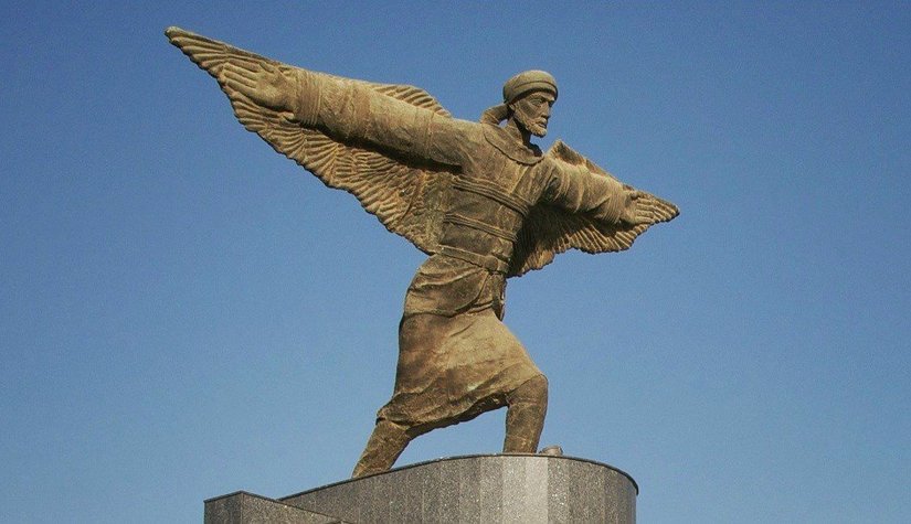 Abbas İbn Firnas'ın bir heykeli