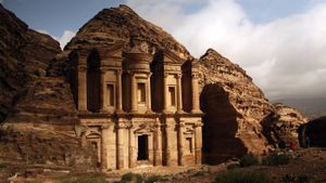 Hidden Tomb Discovered At Petra Shocks Archaeologists