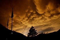 Olympic Valley Üzerinde Mammatus Bulutları