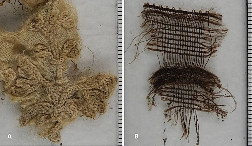 Mumyanın karın boşluğundan çıkarılan özel kumaş parçaları. A: Çiçek motifleriyle süslü pamuklu bir kumaş. B: Mumyanın haçında kullanılana benzer bir ipek kumaş parçası. Görsel: Andreas Nerlich