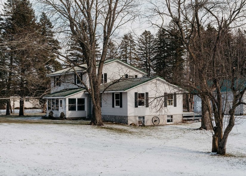 Jerry, eski marketinde, Evart'ın fabrika işçileri için 1 litrelik bira şişelerini buzlu göstermesi gibi, işinden kâr elde etmenin yeni yollarını hayal etmeyi severdi. İşle geçen bir günün ardından Marge'la birlikte gece yarısı dükkânı kapatır ve ormanın kıyısındaki evlerine giderlerdi.