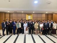 สว.สำรอง แถลงครบรอบ 1 ปีฮั้วเลือก สว. 2567 ซัดเป็นการปล้นชาติ-ทำลายความน่าเชื่อถือไทย | เดลินิวส์