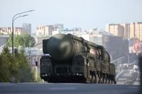 «Ярс» и танковая колонна: фото техники на параде Победы в Москве