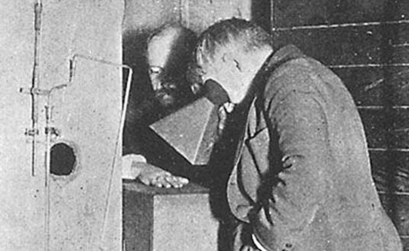 Thomas Edison ve Clarence Dally floroskop üzerinde çalışırken (Edison, Dally’nin elini inceliyor)