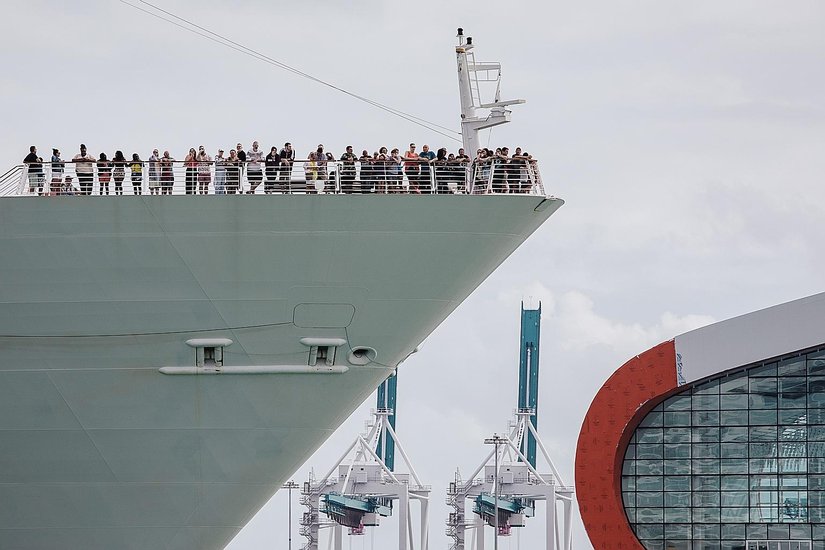 Yolcular, 9 Mart 2020 Pazartesi günü, Miami, Florida, ABD’de Miami Limanı’ndaki Royal Caribbean Cruises Ltd Navigator of the Seas yolcu gemisinde duruyor. Dünyanın en işlek turistik gemi yolculuğu limanındaki binlerce tatilci, hükümetin Amerikalıların büyük gemilere yelken açmaktan kaçınmaları gerektiği konusundaki uyarısını görmezden geldi.