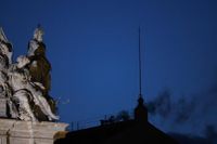 Fumaça preta sobe no Vaticano e cardeais não elegem novo papa