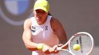 Swiatek breezes through to Italian Open third round