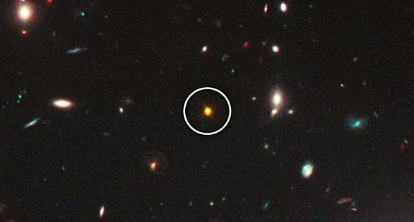 Kuasarlar, noktasal ışık kaynaklarıdır ve yaymış oldukları muazzam enerjiye rağmen çok küçük boyutlardadırlar. Bu nedenle, hiçbir kuasar detaylı biçimde fotoğraflanamaz. Bu fotoğraftaki kuasar, Hubble uzay teleskobu tarafından görüntülenmiş.