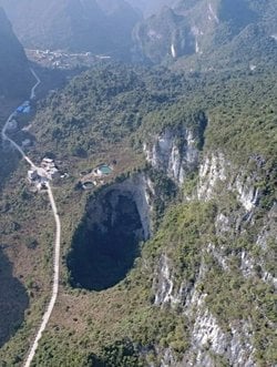 Çin'de Kadim Yaşamı Saklayan "Cennet Çukurları" Bulundu!