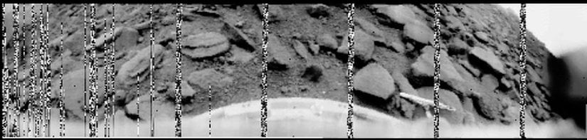 Ven&uuml;s y&uuml;zeyinin 180 derece panorama g&ouml;r&uuml;nt&uuml;s&uuml;. G&ouml;rsel: Sovyet Venera 9 y&uuml;zey aracı (1975).