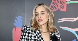 Jenny Mollen Faces Backlash After Mid-Flight Lice Revelation