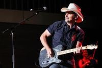 Brad Paisley will return to Illinois State Fair