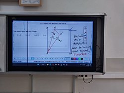 D kenarından tutulup sağa doğru katlanıyor. Karenin alanı nedir?