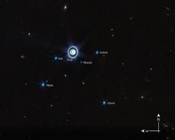 Hubble, Uranüs'ün Uydularında Beklenmedik Karanlık Yüzler Buldu!