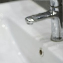 Lavabo musluğunun hemen altında bulunan bu küçük boşluk ne işe yarıyor?