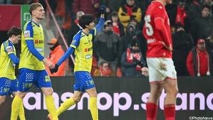 Goto Double Lifts STVV Past Standard Liège In Thriller