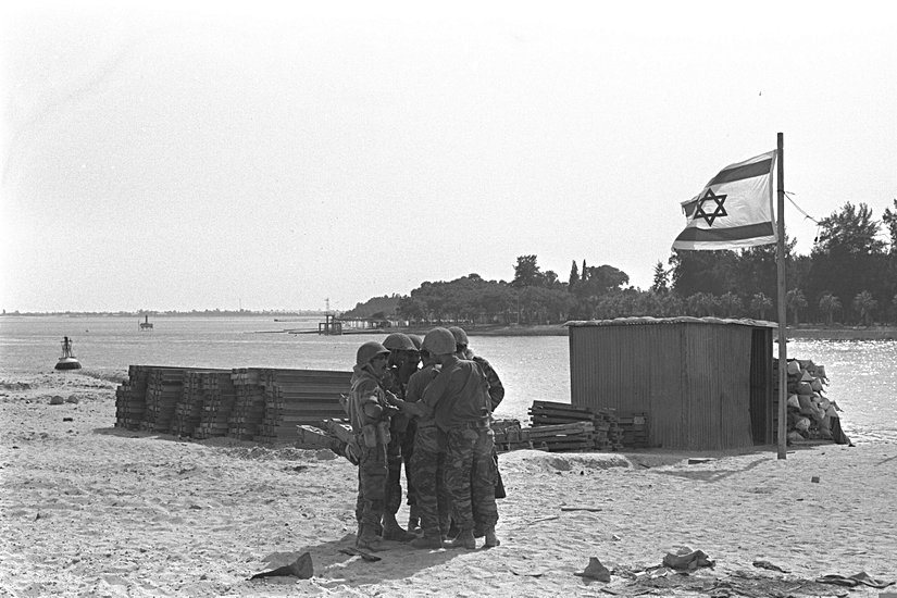 Süveyş Kanalı'nın doğu yakasında, İsmailiye'nin karşısında bulunan İsrail askerleri