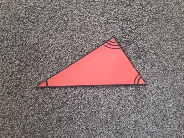 Bir üçgen kesip, her bir açısını belirgin ve farklı bir şekilde işaretleyin.