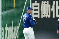 ドジャース試合前に視線を奪った日本の女性6人組　今夜大役、ファンも「定時ダッシュ成功」帰路急ぐ（THE ANSWER） - Yahoo!ニュース