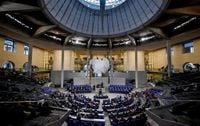 Live ab 10.35 Uhr: Finanzpaket - Stimmt der Bundestag zu?