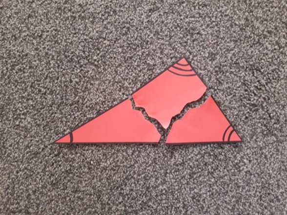 Üçgenin iç kısımlarından yırtarak, her bir açıyı yalnız başına bırakın.