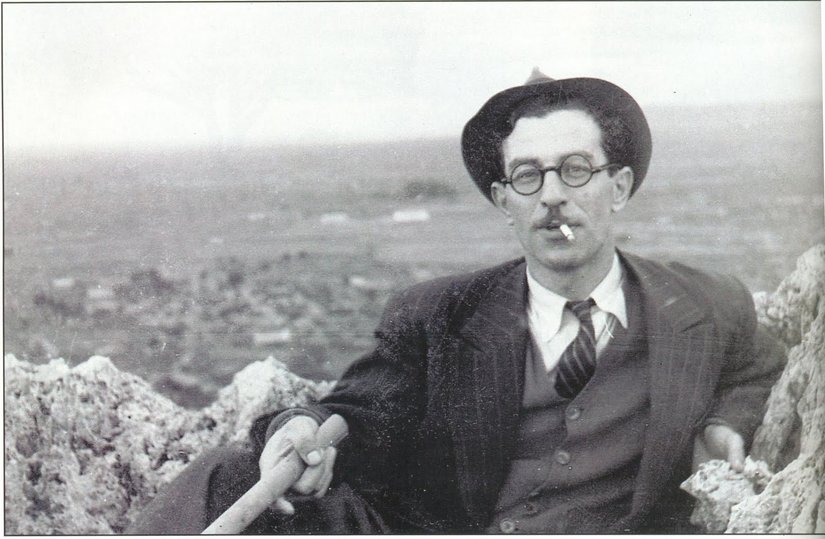 Sırrı Erinç sahada iken