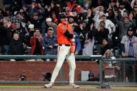Giants pull off win over Braves in 10th inning, overcome baserunning snafus