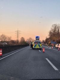 Heftiger Unfall auf Kölner Autobahn: Motorradfahrerin (24) durch die Luft geschleudert – besteht Lebensgefahr