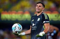 Emi Martinez makes his move after Unai Emery's comments on his future, he's passed Man Utd test