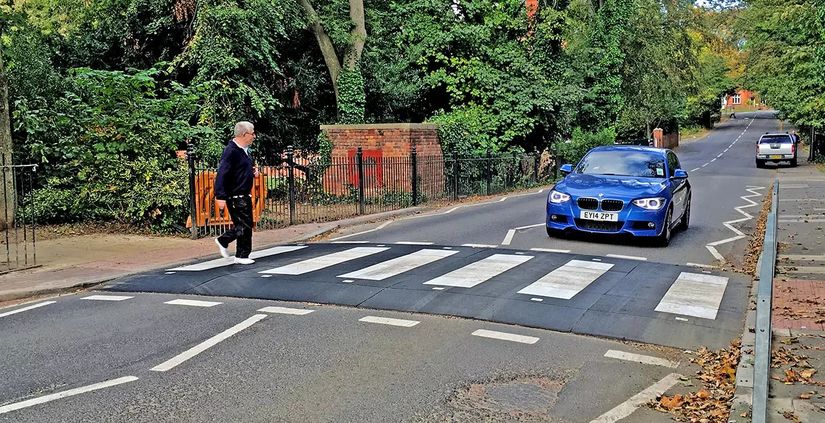 Birleşik Krallık'ta bulunan ve üzerinde bir yaya geçidi bulunan platformlu kasis