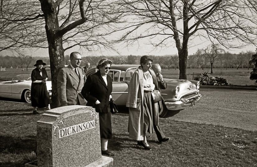 Ewing Krematoryum'undan... En sol üst köşede bilinmeyen bir kadın, onun önünde Einstein'ın oğlu Hans Albert, onun önünde yine bilinmeyen bir diğer kadın, onun azıcık yanında uzun pardesülü olan kadın Einstein'ın uzun yıllardır sekreterliğini yapan Helen Dukas, onun yanında kısmen gözüken, Einstein'ın yakın arkadaşı Dr. Gustav Bucky