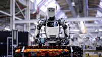 While Jobless Tesla Bot Wastes Time With Kim Kardashian, Hardworking Blue-Collar Mercedes-Benz Robot Clocks In For Factory Shifts - Jalopnik