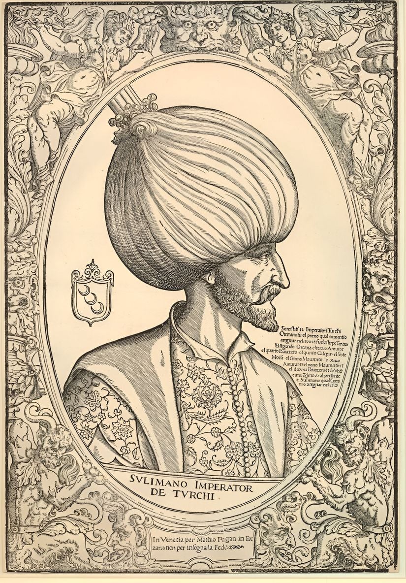 Muhteşem Süleyman'ın, bir aslan maskı ve iki kadın figürü içeren süslemeli bir çerçeve içindeki ovalde yer alan profilden portre büstü. 1540'lar, Ağaç baskı. Matteo Pagani
