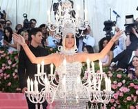 9 ธีมงานสุดแหวกแนวของงาน Met Gala ตั้งแต่ความวุ่นวายของแฟชั่นชั้นสูงไปจนถึงความหรูหราอันศักดิ์สิทธิ์