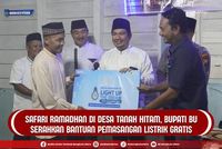 Safari Ramadan di Desa Tanah Hitam, Bupati BU Serahkan Bantuan Pemasangan Listrik Gratis - Bengkulu Utara