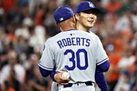 Dodgers' Dave Roberts Reveals What He Said to Yoshinobu Yamamoto After Losing No-Hitter