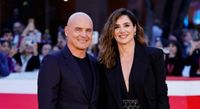 Luca Zingaretti a Verissimo: «Incontrare Luisa Ranieri è stata la mia grande fortuna. Le mie figlie? Le adoro, mi piacerebbe avere un maschietto»