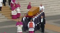 Así fue el funeral de Juan Pablo II, el último papa que murió en activo antes de Francisco