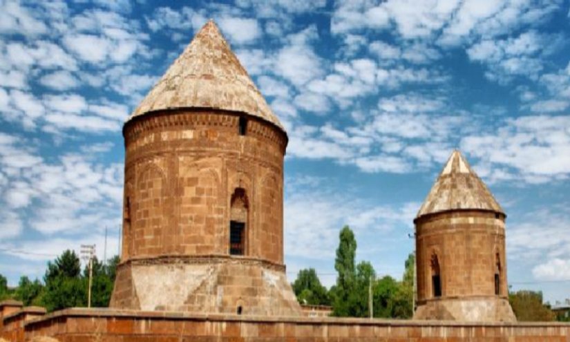 Ahlat Taşı Örnek Mimari Kullanımı (Çifte Kümbet)