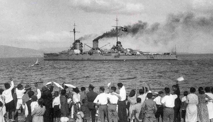 Yavuz Zırhlısı'nın Türk Donanması'ndan Ayrılmasını İzleyen İstanbul Halkı (7 Haziran 1973, İstanbul)