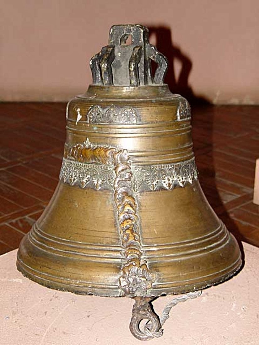 Elektrik ark kaynağı ile tamir edilmiş bir çan