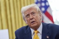 Трамп заявил, что поговорит с Путиным во вторник