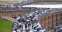 大阪万博、ブルーインパルスの飛行中止　天候不良で - 日本経済新聞