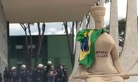 Mulher presa após pichar estátua do STF é julgada por cinco crimes