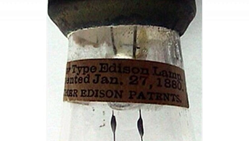 Bu ampulün üzerindeki etikette "Yeni Tip Edison Lamba. 27 Ocak 1880 patanetli, DİĞER EDİSON PATENTLERİ" yazmaktadır.