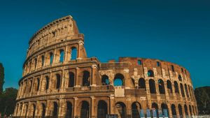 Staged Gladiator Fights Return To Rome's Colosseum