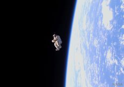 SuitSat-1: Bir Uzay Kıyafeti Serbestçe Yüzüyor