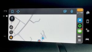 Waze 5.4 Update Enhances Navigation With HUD Support