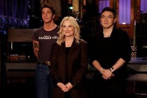 Amy Poehler Returns To SNL For Milestone Episode