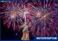 Ради салюта 9 мая на Мамаевом кургане десятки тысяч приехали со всей России